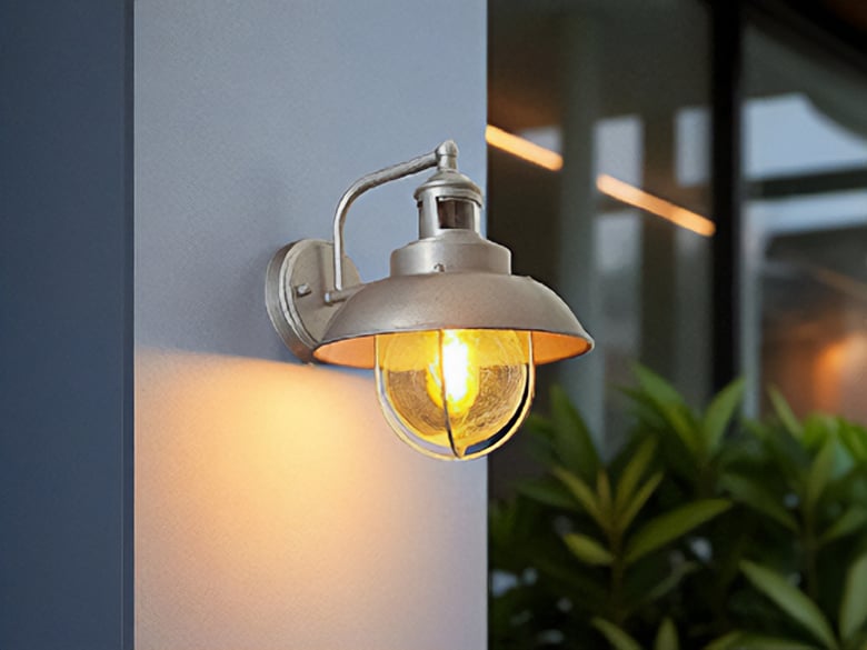 外壁に合わせて選べる傘つきマリンランプ