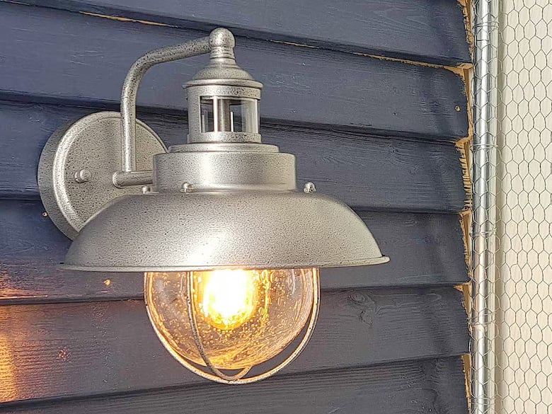 外壁に合わせて選べる傘つきマリンランプ