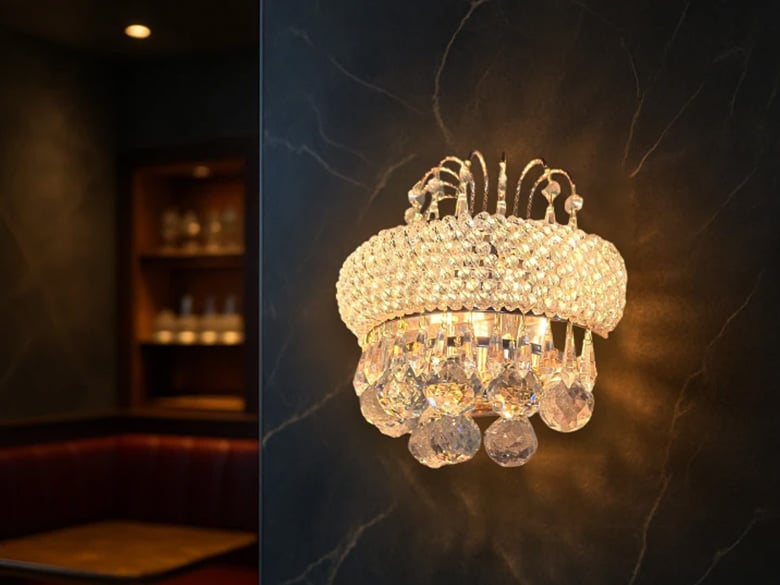 壁を彩る ローズゴールドのシャンデリア