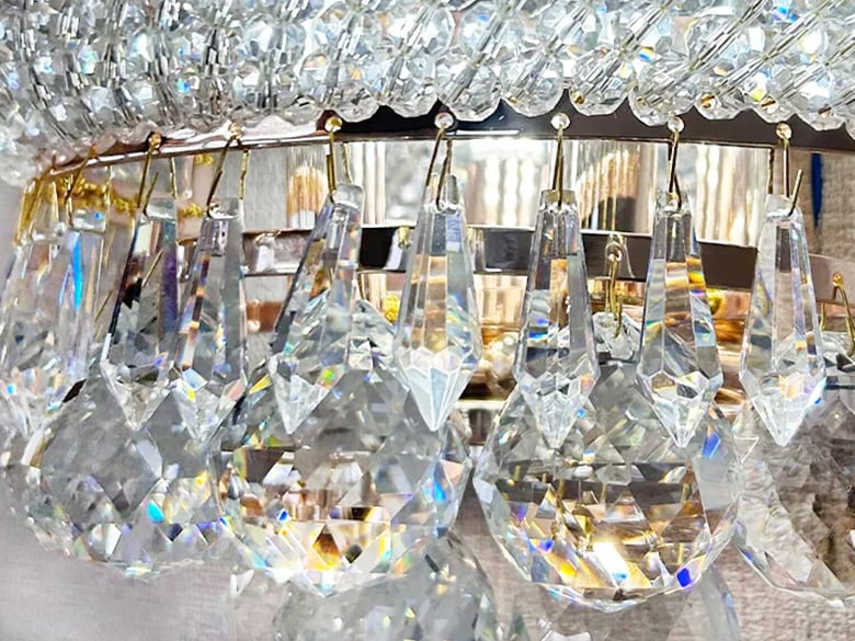 壁を彩る ローズゴールドのシャンデリア