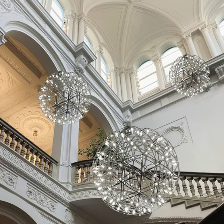 煌めくロングセラーのシャンデリア