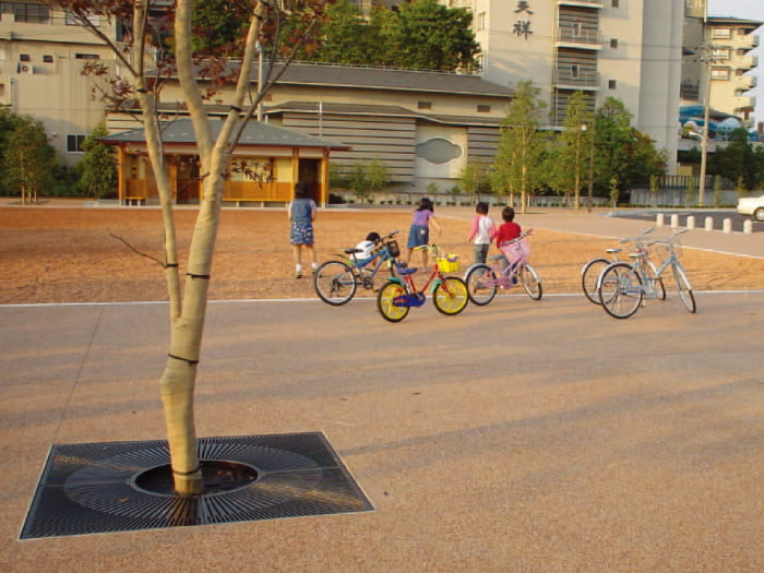 K-グランドR 瓦骨材利用透水性樹脂舗装/株式会社エコシステム