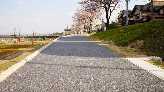 K-グランドR 瓦骨材利用透水性樹脂舗装/株式会社エコシステム