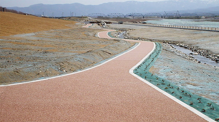 K-グランドR 瓦骨材利用透水性樹脂舗装/株式会社エコシステム