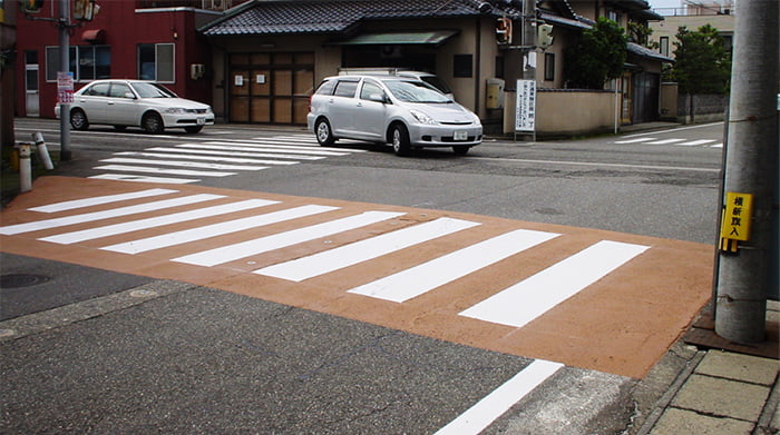 K-グランドコート 瓦骨材利用断熱性すべり止め薄層舗装