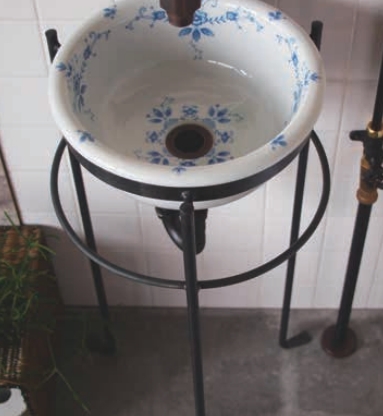 スタンド:スタンドMR E351461 / 手洗器:Mラウンド E231080・オールドイングランド / 水栓:横方寸L E442022・ブロンズ / 給水部品:外付給水ユニット[Low] EP18012・ブロンズ×チャコール / 排水部品:Pトラップ25 EP17122・ブロンズ / essence / イブキクラフト