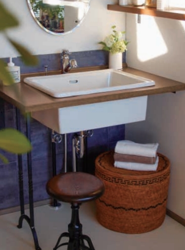 カウンター:汎用カウンターオーダーS E351412・エイジング / スタンド:洗面アングルHB480 E351441 L型補強 E351451 / 洗面器:Lレクタングル E274240・ブランカ / 水栓:シングルレバー混合栓(立) E414010・クローム / 排水部品:Pトラップ32 EP17310・クローム / ポップアップ排水金具:EP17280/ 止水栓:ストレート止水栓[理科型] EP17180 / essence / イブキクラフト