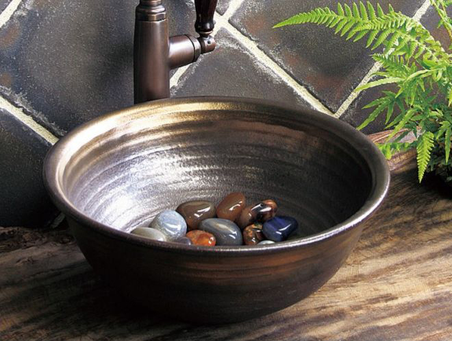 手洗器:手作り手洗鉢M E329051・重陽 / 水栓:コンスタンティン単水栓 E322012・ブロンズ / 水栓ハンドル:ピヴォ レバータイプII[漆 曙] E273032・ブロンズ / essence / イブキクラフト