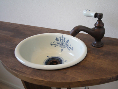 手洗器:Sオーバル E217260・コレクティブルズ / 水栓:リズ単水栓 E250012・ブロンズ / 水栓ハンドル:ピヴォ レバータイプII[コレクティブルズC] E217162・ブロンズ  / essence / イブキクラフト