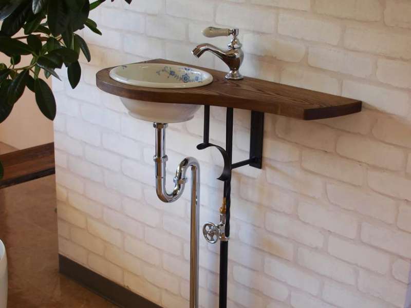 カウンター:手洗カウンター E351142・タモ エイジング / アングル:クラシックアングルL-B / 手洗器:Sオーバル E231220・オールドイングランド / 水栓:リズ単水栓 E250010・クローム / 水栓ハンドル:ピヴォ レバータイプII[オールドイングランドC] E231100・クローム / 排水部品:Sトラップ25 EP17110・クローム / 止水栓:ストレート止水栓[理科型] EP17180  / essence / イブキクラフト