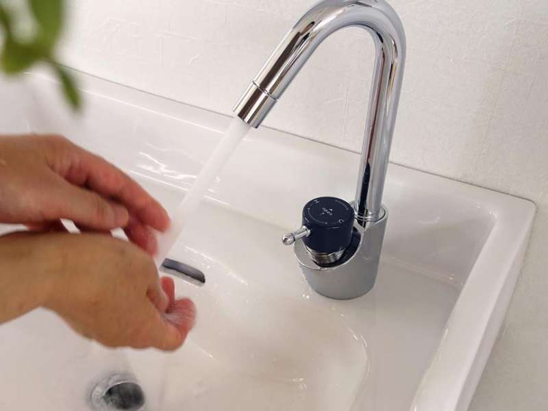 洗面器:ハイバック[立水栓用] E274320・ブランカ / 水栓:ユリカモメ混合栓 E451010・クローム / essence / イブキクラフト