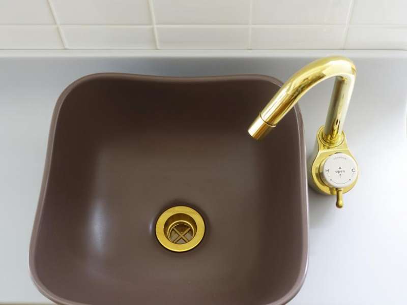 手洗器:Sスクエア[クレヨン] E323062・ショコラ / 水栓:ユリカモメ混合栓 E451019・ブラス / 排水金具:25 EP17109・ブラス / essence / イブキクラフト