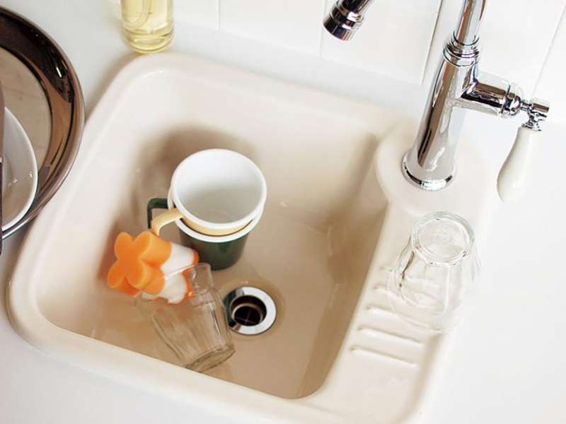 洗面器:ユーティリティー [スロウカラーズ] E350050・リネン / 水栓:コンスタンティン単水栓 E322010・クローム / 水栓ハンドル:ピヴォ レバータイプⅣ E383010・クローム / 排水金具:25 EP17100・クローム / essence / イブキクラフト