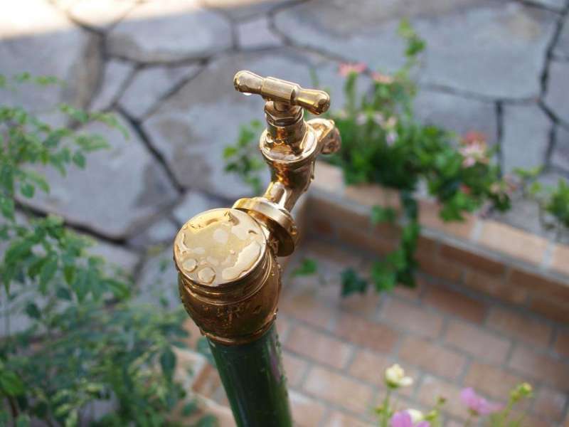 水栓柱:双口 E327026・モス / 水栓:クラシック水栓 E327039・ブラス / ガーデンパン ブリック E327134・ハニー / essence / イブキクラフト