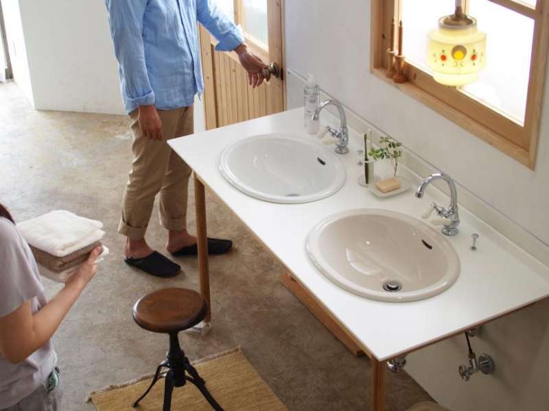 カウンター:カウンターセット[ツイン] E351480 / 洗面器:Mオーバル [スロウカラーズ] E350040・リネン / E274210・ブランカ / 水栓:リズ混合栓 E250610・クローム / 水栓ハンドル:ピヴォ レバータイプII [アイボリー] E289050・クローム /essence / イブキクラフト