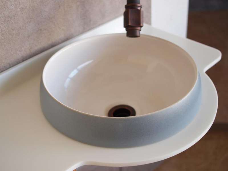 手洗器:グローブ E441033・オリオン/ 水栓:立方寸 E442012・ブロンズ / 排水金具:25 EP17102・ブロンズ / essence / イブキクラフト