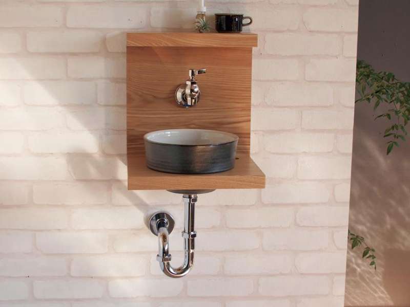 カウンター:ウッドラック E351361・ナチュラル / 手洗器:S-Iラウンド[ピエニ] E415011・雲 / 水栓:横豆栓 E382120・ニッケル / 排水部品:Pトラップ25 EP17120・クローム / essence / イブキクラフト