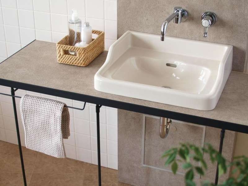 スタンド:洗面アングルセット E351471 / 洗面器:ハイバック[横水栓用]スロウカラーズ E350140・リネン / 水栓:シングルレバー混合栓(横) E414020・クローム / 排水部品:Pトラップ32 EP17310・クローム / 排水金具・テール管:32 EP17270 / essence / イブキクラフト