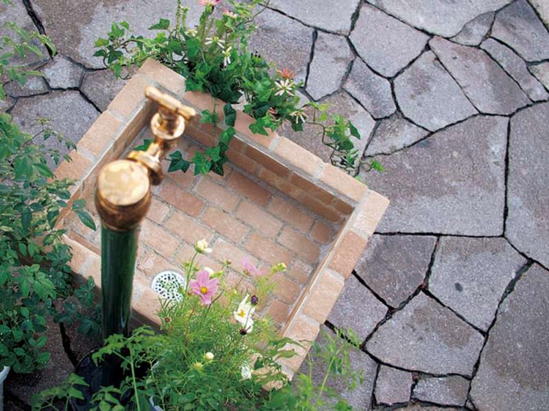 水栓柱:モス / 水栓:クラシック水栓 E327039・ブラス / ガーデンパン:ブリック E327134・ハニー / essence / イブキクラフト