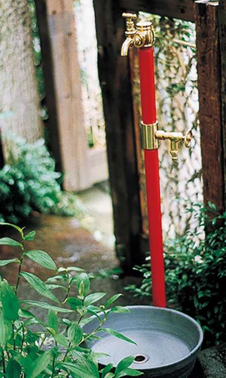 水栓柱:クランベリー / 水栓:クラシック水栓 E327039・ブラス / ガーデンパン:E327049・炭 / essence / イブキクラフト