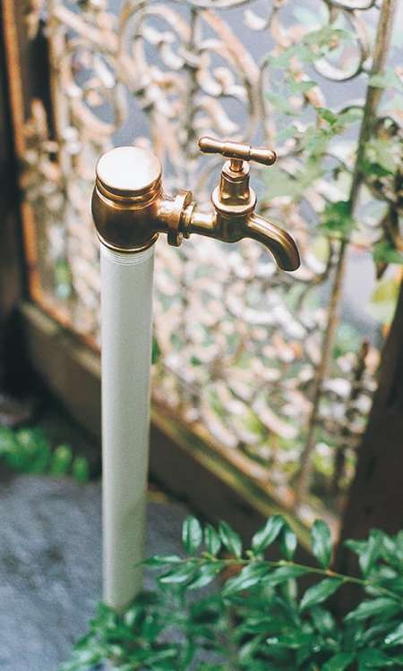 水栓柱:アンティークホワイト / 水栓:クラシック水栓 E327039・ブラス / essence / イブキクラフト [伊吹物産株式会社]