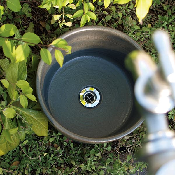 水栓:クラシック水栓 E327030・クロームサテン / ガーデンパン:深型 E327182・ピート / essence / イブキクラフト