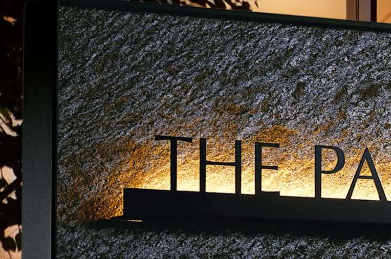 自立式サイン(シルバーギャラクシー)LED100V 切文字サイン付き / 株式会社福彫