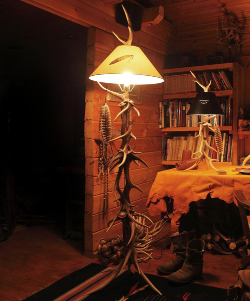 『DEER HORN SMITH’S』テーブルランプ・ワイド(フェザー装飾、ハンドペイント・シェイド)