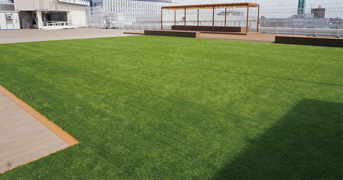 商業施設等の屋上向け人工芝+アンダーマット