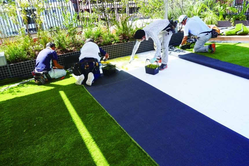 商業施設等の屋上向け人工芝+アンダーマット