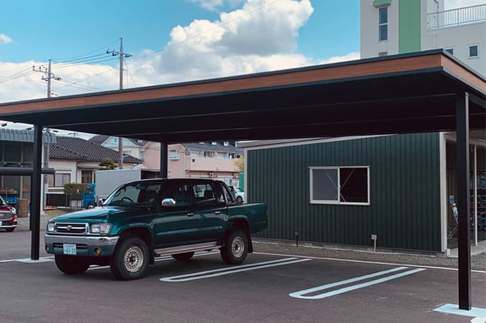 鉄骨屋が作った武骨なカーポート「B-CANO」