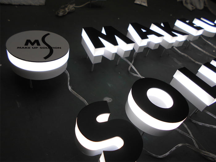 LABORI【側面発光文字】/樹サイン株式会社