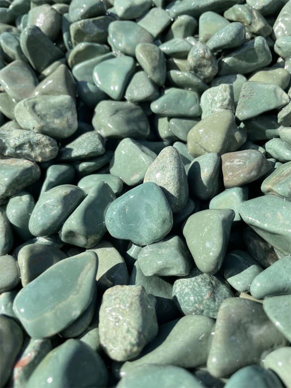 エメラルドグリーン