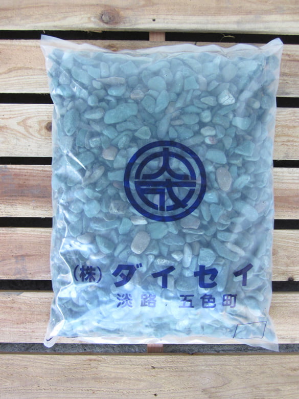 エメラルドグリーン