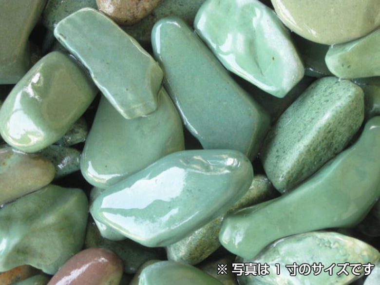 エメラルドグリーン