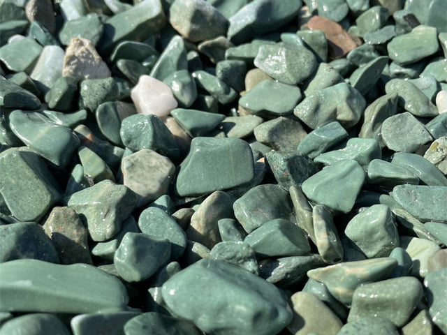 エメラルドグリーン