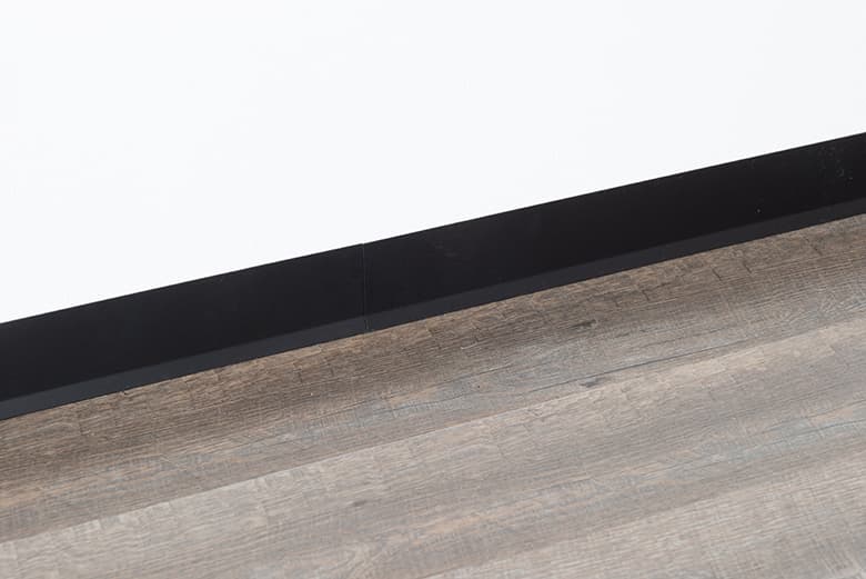 スチール製巾木「ハバテツ」