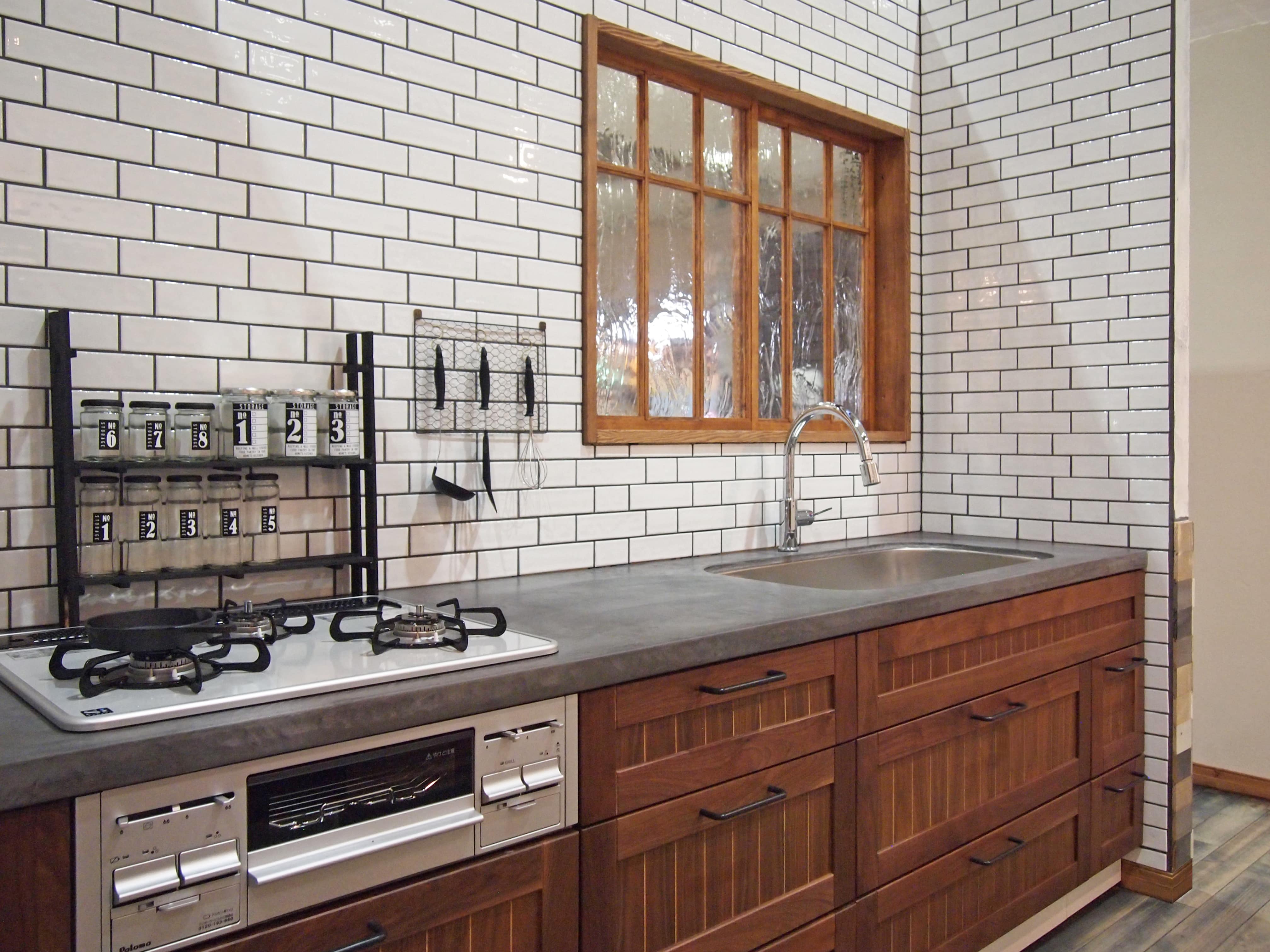 モールテックスとステンレスシンクでスタイリッシュなキッチンに。