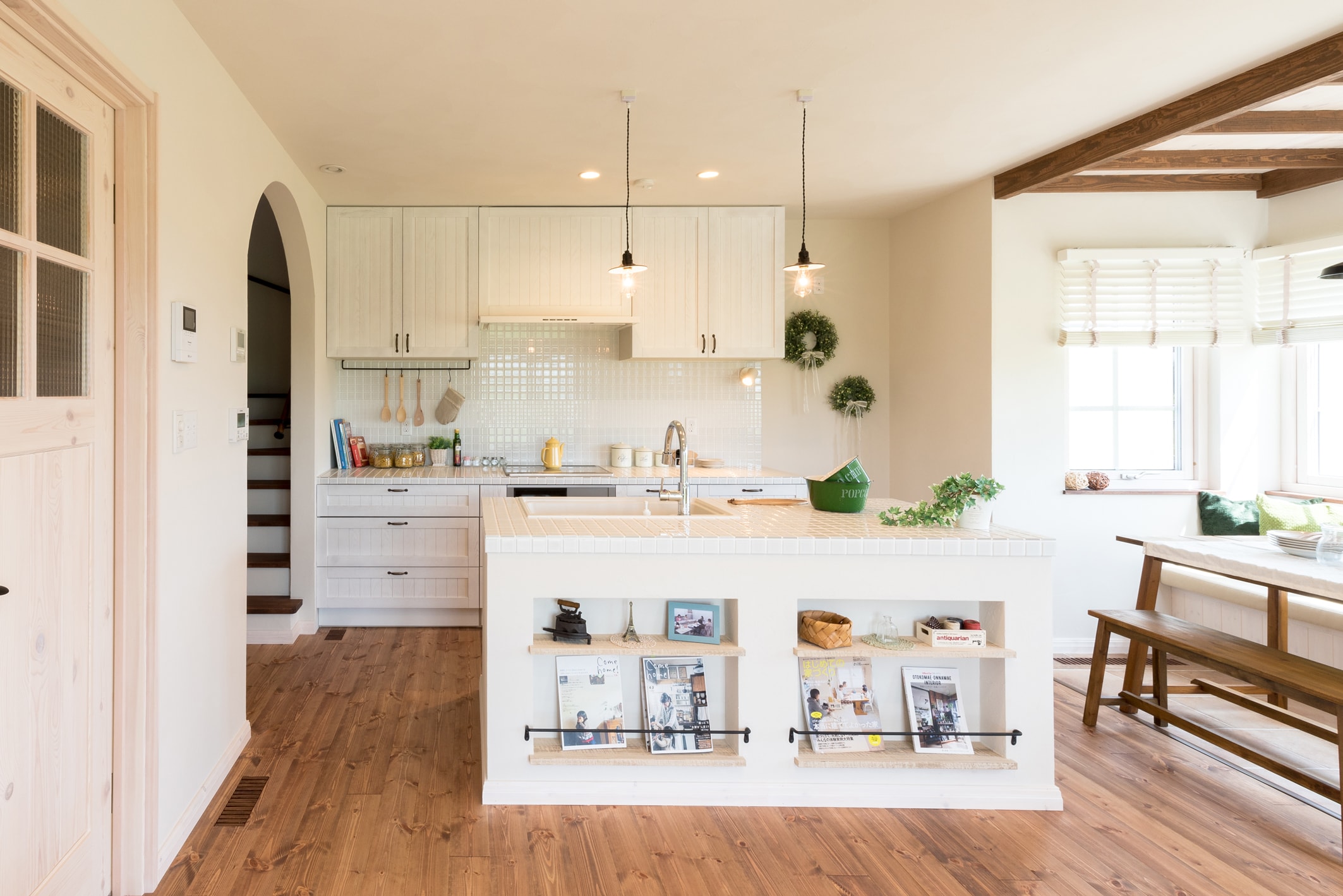 キッチンの頼れるパートナーのカップボードも可愛く。