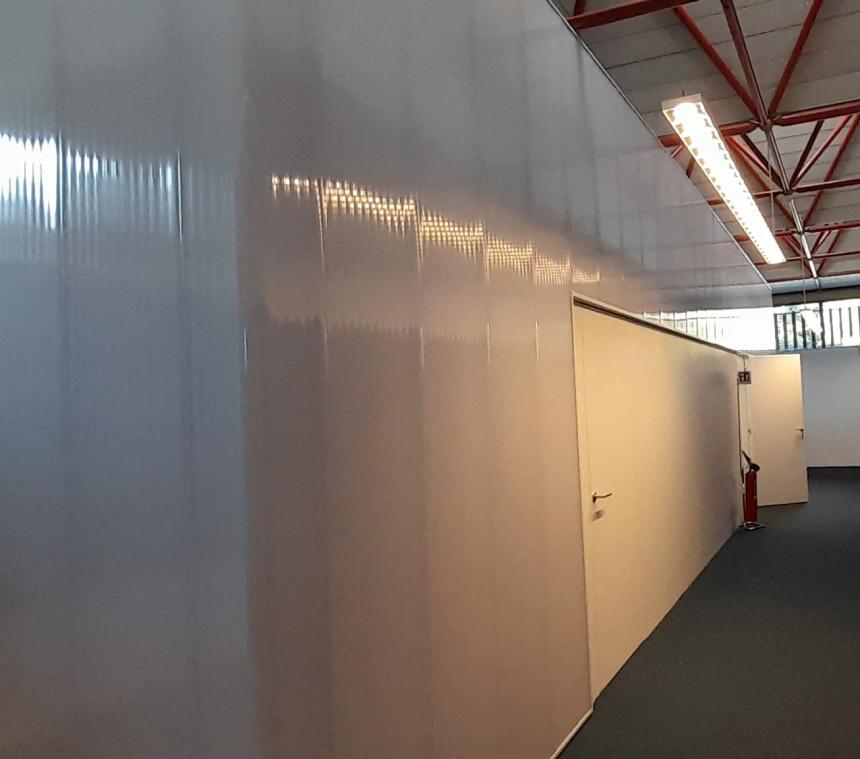 中空ポリカパネル「SEPLUX / セプラックス」パーテーション事例