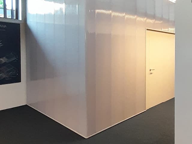 中空ポリカパネル「SEPLUX / セプラックス」パーテーション事例