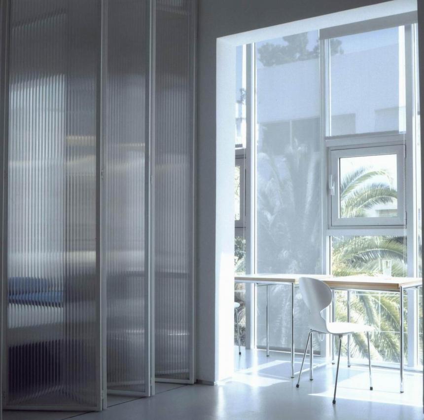 中空ポリカシート「Polvgal / ポリガル」インテリアパーテーション事例