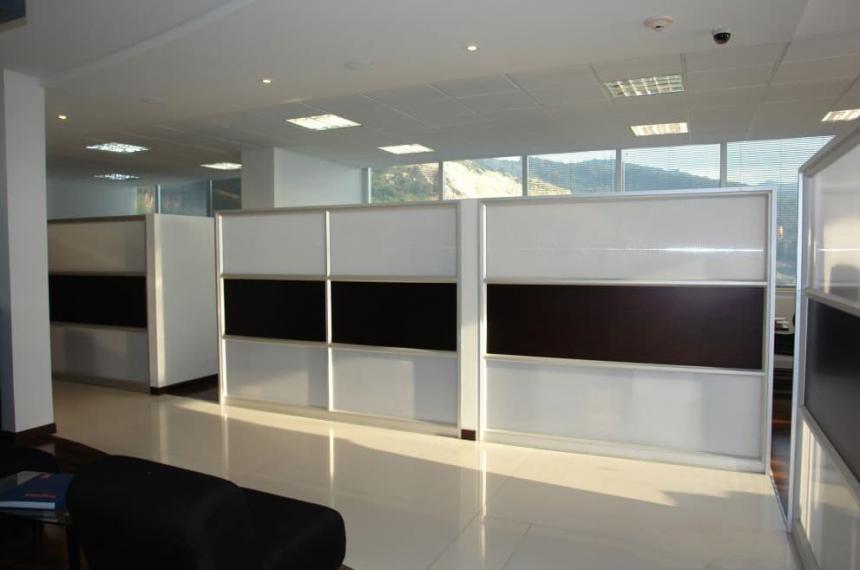 中空ポリカシート「Polvgal / ポリガル」オフィスパーテーション事例