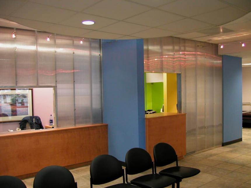 中空ポリカシート「Polvgal / ポリガル」オフィスパーテーション事例