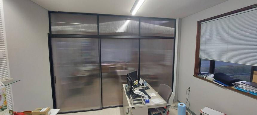 中空ポリカシート「Polvgal / ポリガル」オフィスパーテーション事例