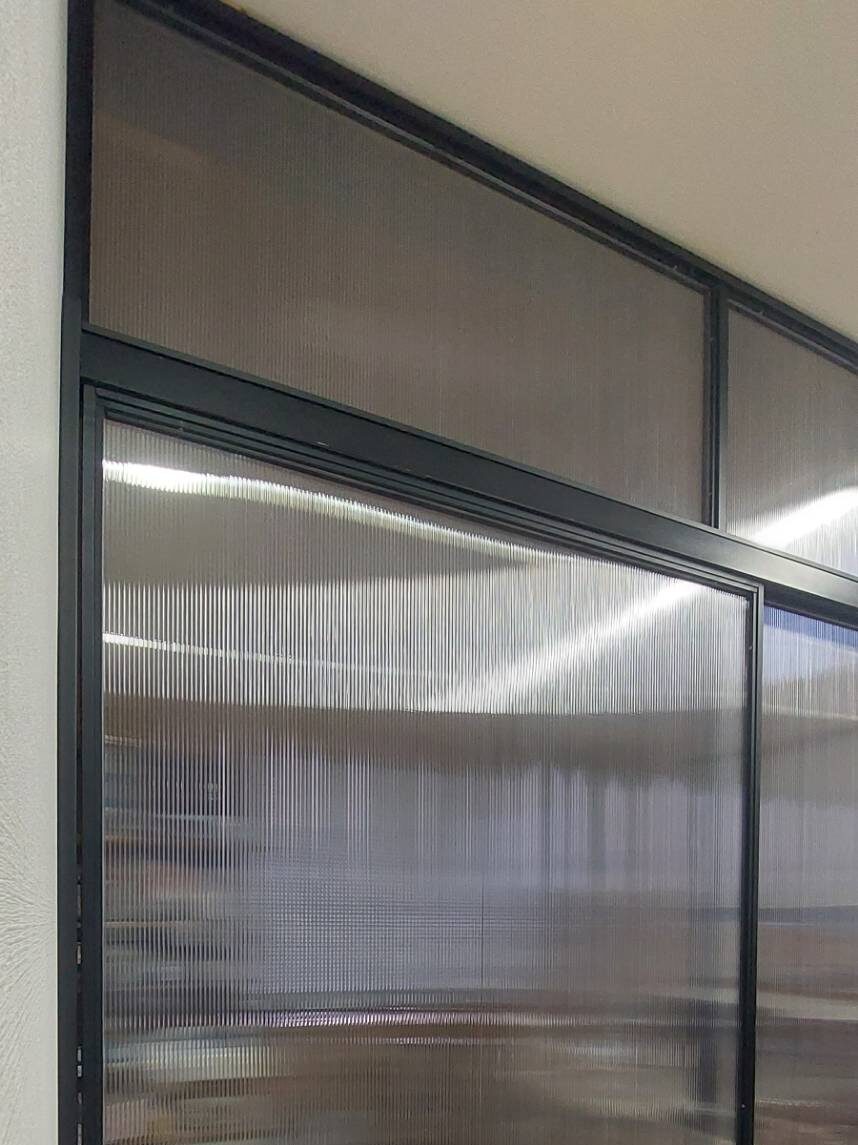 中空ポリカシート「Polvgal / ポリガル」オフィスパーテーション事例