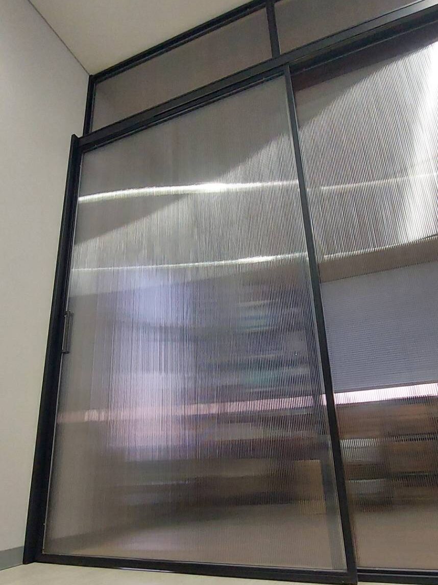 中空ポリカシート「Polvgal / ポリガル」オフィスパーテーション事例