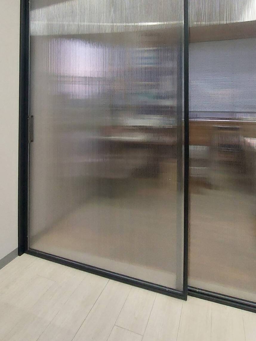 中空ポリカシート「Polvgal / ポリガル」オフィスパーテーション事例