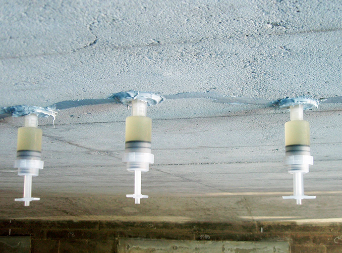 自動式低圧樹脂注入工法用器具[e-ジェクター]