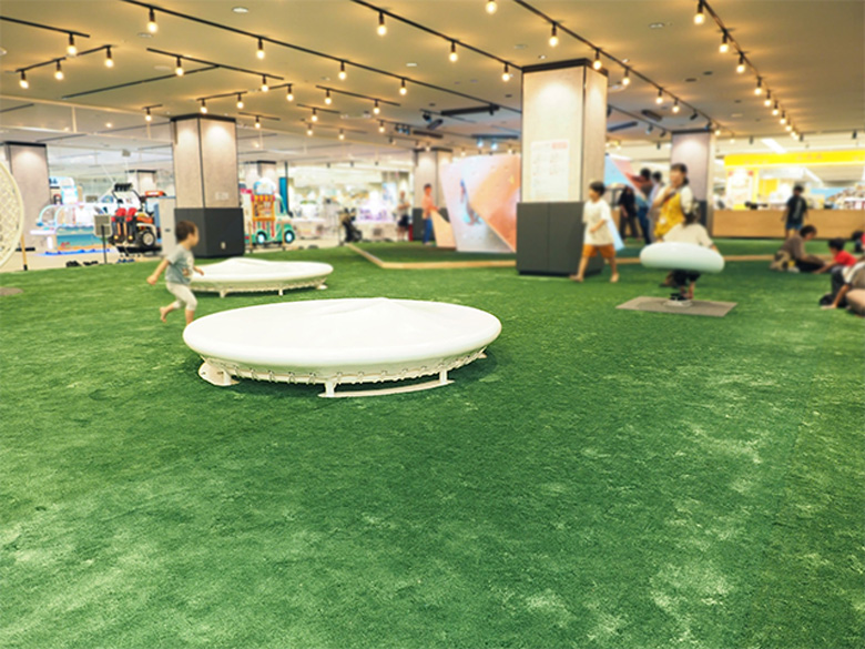 紙製人工芝「OJO⁺ / オージョ」|国際紙パルプ商事株式会社 / SHIFT ON